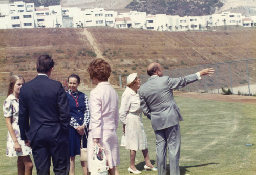 Chancellor Young pointing to something on the Seaver College Campus for Mrs. Seaver, behind him: Susan Runnels, Richard Seaver, Amy Jo Runnels, Mrs. Helen Young