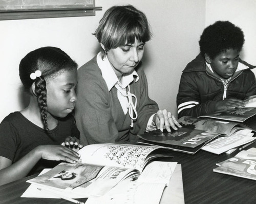Beverly Farr with school children at Reading Center, 1978