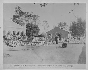 Fra Santalistan/Santal Parganas, Nordindien. Drengenes gård i Ebenezer, Benagaria - med drenge og lærere, 1897
