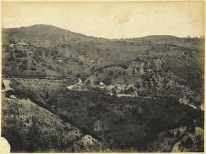 Mercara, Strasse nach Cannanur, oben links das Missionshaus. Mein Aufenthalt im November 1885 bis Oktober 86. 1200 m hoch