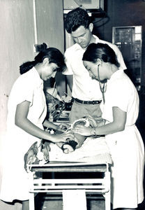 Affara Hospital, Sheikh Othman. 1971. Den danske læge Mette Moen og hendes norskfødte mand, Torolf Moen samt en sygeplejerske tilser et sygt barn