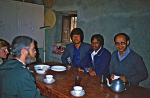 Pastor Nicanor Tamang (th) med flere fra Aradhana kirke, Kathmandu Nepal, december 1985. (Forud for hans 6 års fængselophold, dømt for kristne aktiviteter). Fra venstre ses: Chefsekretær i UMN, Berit Daugaard Hansen og næstformand i DSM, pastor Thorkild Schousboe Laursen