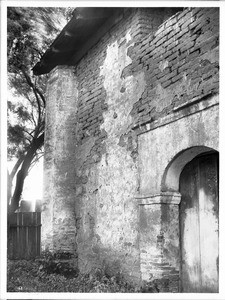 View of the north end of Mission San Juan Bautista, California, ca.1903