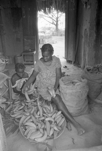 Woman packing bananas, San Basilio de Palenque, 1977