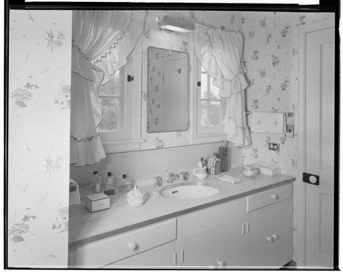 Fonda, Henry, residence. Bathroom