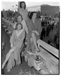 Folies girls sad over fair closing, Golden Gate International Exposition