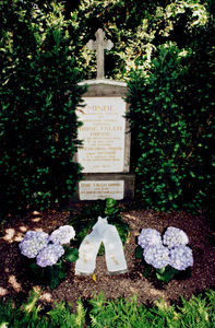 DMS's 175 års jubilæum 17.6.1996. Kransenedlæggelse ved Bone Falch Rønnes grav og mindesten. Danmission Photo Archive