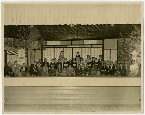 Group photograph of "hauta" performers with Kuni Fuchita