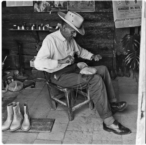 Shoemaker in Álamos