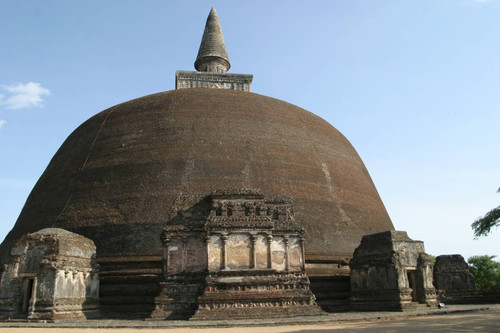 Rankoth Vehera (Golden Pinnacled Stupa), originally named Ruvanvēliseya (Golden Sand) stupa: Vāhalkada: Image houses