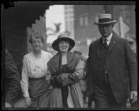 Prison Matron Nettie Yaw and Sheriff Traeger escort murder suspect Clara Phillips to court, Los Angeles, 1922
