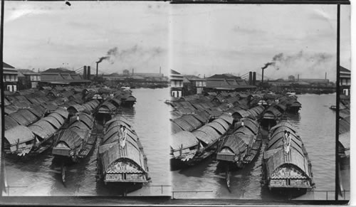 "Cascos" The floating homes of many thousands - houseboats on the Pasig River, Manila, Island of Luzon