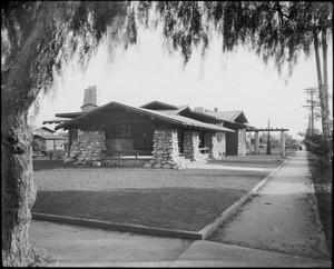 Exterior view of the Craftsman Bungalow on the southeast corner of Los Robles and California Boulevard, Pasadena, ca.1916