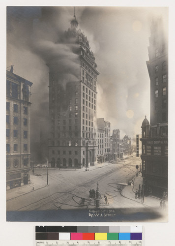 Market St. (3d to 4th St.) (700 block) [Call Building on Fire. Third St. at Market. Hearst Examiner Building, left; Chronicle Building, right.]