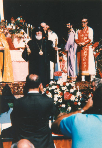 Vazken I performs liturgy