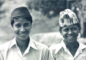 Drenge i Nepal med traditionel hue (Topi), april 1984