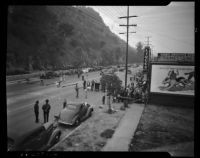 Police regulate the crowds gathered to view landslide aftermath on Riverside Drive, Los Angeles, November 1937