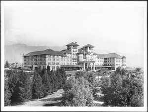 Exterior view of the newly opened Raymond Hotel, South Pasadena, ca.1901-1902