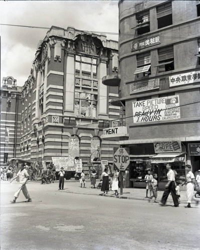 Street scene in war-damaged Seoul