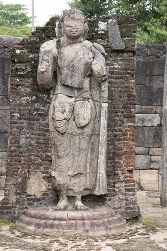Daladā Maluva: Hätadāgē: Standing Buddha statue