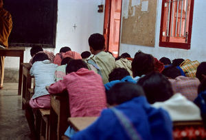 Diasserie for børn: "En dag på Saraswatipur Kostskole"- Nr. 05. Derpå er det tid til morgenandagt. Den bliver ledet af en af lærerne. Vi læser noget fra Bibelen, synger og beder sammen. Jeg synes det er en fin måde at begynde dagen på