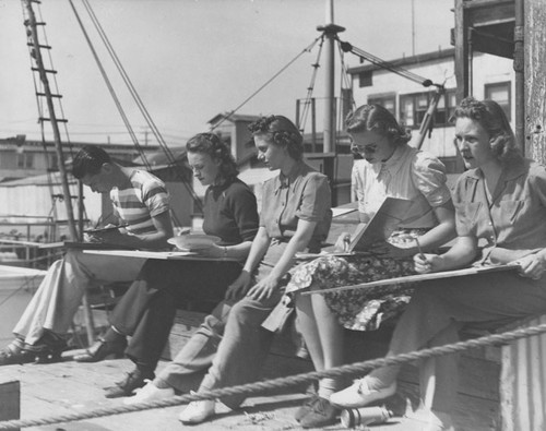 Group of students sketching in 1940