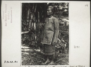 Frau mit Kleid aus Baumrinde