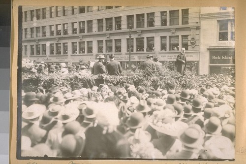 Madam Tetrazina [Tetrazzini] singing at cor. Market, Kearny and Geary St. New Year's Eve, 1912. Mayor Rolph speaking