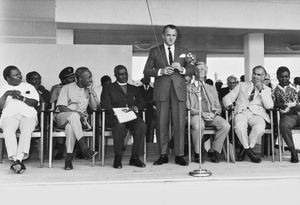 Fra KCMC i Moshi, Tanzania. Åbningsdagen 6. marts 1971. Fra venstre: Sundhedsministeren, præsident Julius Nyerere og biskop Stefano Moshi