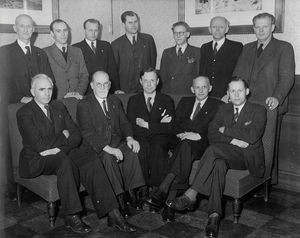 K.F.U.M. 's ydre mission (komite og udsendte ca. 1930 - 40) På billedet ses i øverste række fra venstre Johannes Rasmussen, Poul Hedemann Baagøe nr. 2 th. og Conrad Rendtorff, (yderst t.h.)nederste række nr. 2 fra venstre Theodor Rasmussen (kontorchef KFUM's ydre mission)