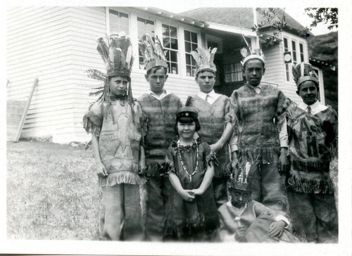 Children in Native American costume
