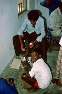 Diasserie 1980-85: "Der er håb for de spedalske", Nr. 30 - Der er ikke ofret mange penge på udstyr i klinikken. I Bangladesh kan man klare sig med langt mindre, end vi er vant til. Det betyder også, at mange mennesker kan hjælpes med få midler