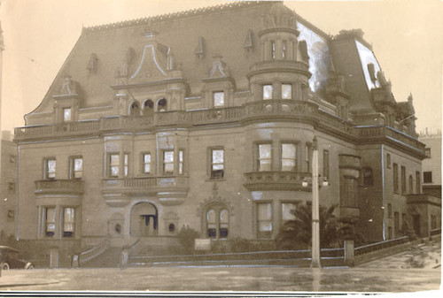 [Claus Spreckels mansion on Van Ness Avenue, between Clay and Sacramento streets]