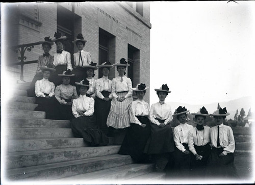 Pomona College class of 1905 women on steps of Pearsons Hall