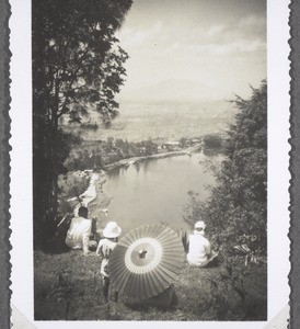 Java (Aug. 1935) 1300m. Blick auf den Kratersee. Dahinter Hotel 'Bergmeer' (rechts Schw. Amanda)