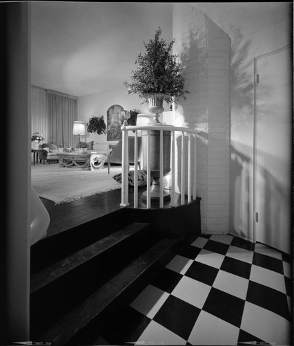 Young, Loretta, [Mr. and Mrs. Philip Brown] guest house. Foyer