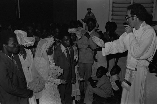 Father Dionisio celebrating multiple weddings, San Basilio del Palenque, ca. 1978