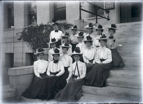 Pomona College class of 1905 women on steps of Pearsons Hall