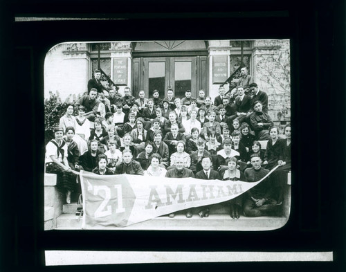 Pomona College class of 1921 on steps of Pearsons Hall