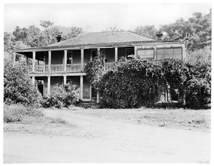 Exterior view of De Casa de la Riva at Foster Park, eight miles north of Venutra, ca.1900
