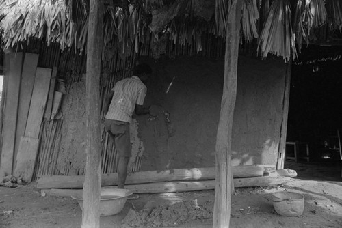 Man building a house, San Basilio de Palenque, 1976