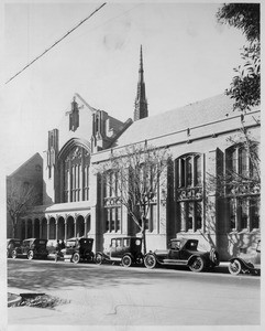 The First Methodist Episcopal Church in Pasadena with cars parked in front, ca. 1905-1930