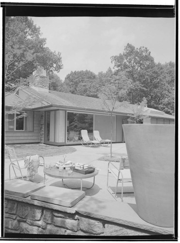 Pace Setter House of 1953 [Hoefer residence]: Exteriors. Outdoor living space