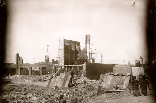 [Waterfront in disarray following the aftermath of the earthquake and fire of 1906]