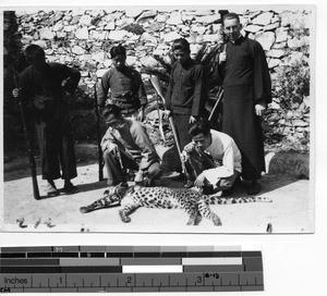 Fr. Rauschanbach with leopard at Dongan, China, 1932