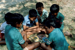 Diasserie for børn: "En dag på Saraswatipur Kostskole"- Nr. 33. Ud på eftermiddagen er vi lidt trætte, fordi vi har været i vigør hele dagen. Så er det lækkert bare at slappe af med et spil ludo
