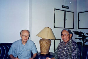 Asiensekretær i Danmission, pastor Thomas Batong (th) i samtale med vicegeneralsekretær Jørgen Nørgaard Pedersen, Baguio, Filippinerne, november 2001