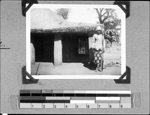 The assistant Alinuvila in front of a house, Nyasa, Tanzania, 1937