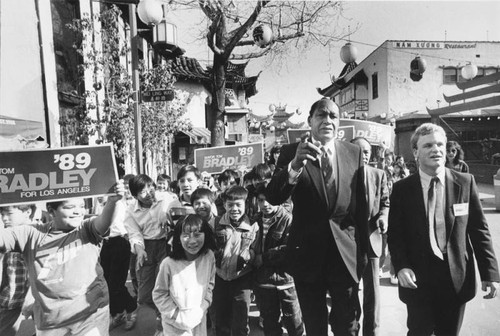 Mayor Bradley tours Chinatown