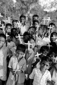 Børn med kors på Palmesøndag ved en kirke i Arcot, 1964